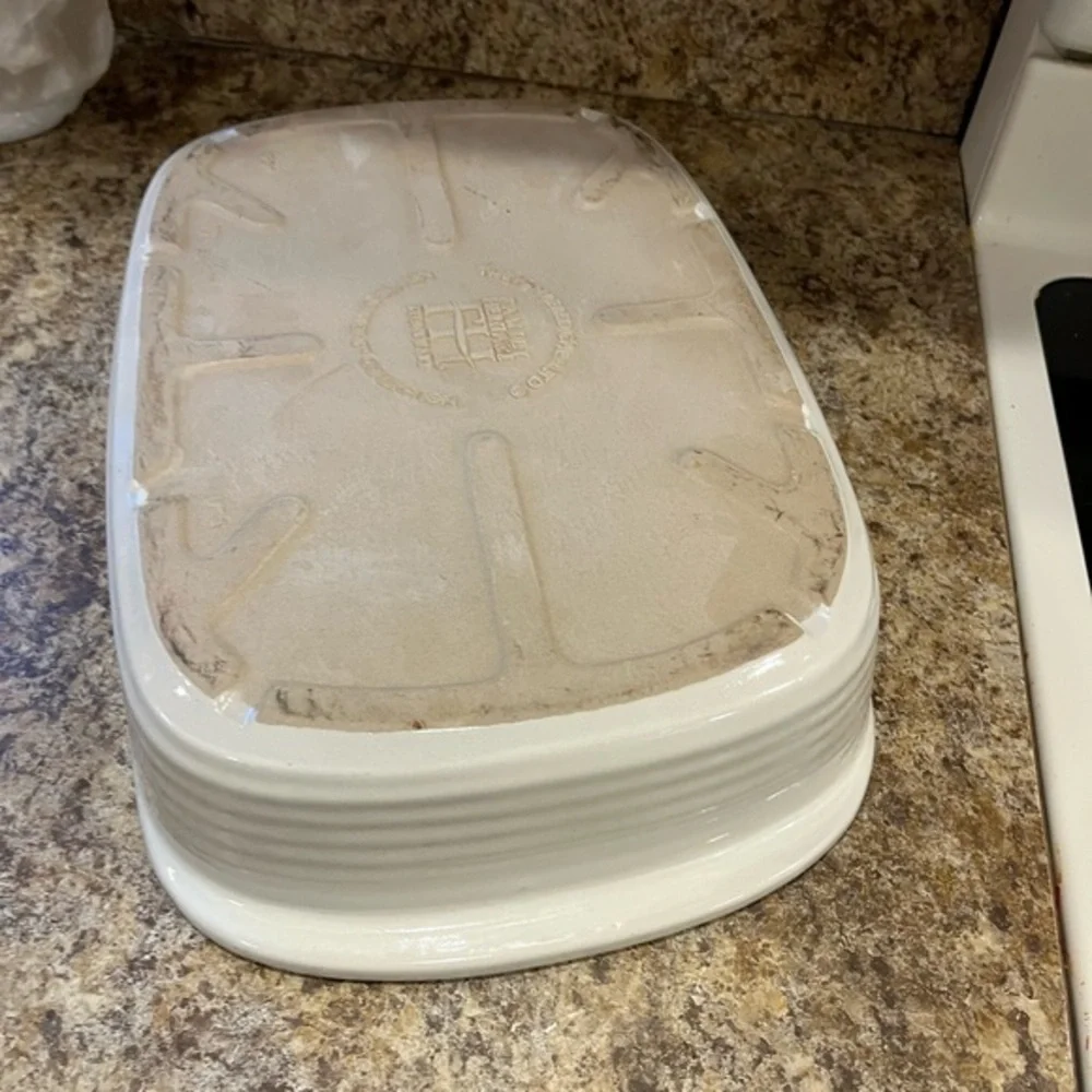 Pampered Chef-Family Heritage-15x10-Stoneware Baker: Vanilla Glaze-061002